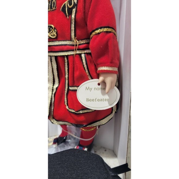 NEW Beefeate Tower of London Guard Soldier VTG Leonardo Collectio Porcelain Doll - Picture 3 of 14